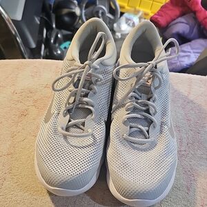 Nike Men's Light Gray and White Athletic Sneakers